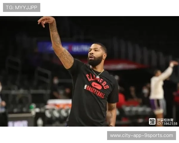 夏普与队友联手难救球队颓势